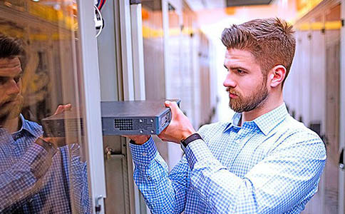 如何配置服务器以实现容器化微服务架构?-好主机测评网